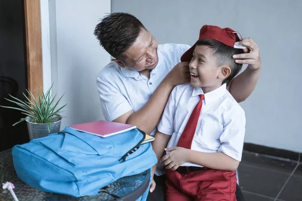 Padre ayudar a su hijo a prepararse para la escuela por la mañana —  Fotos de Stock