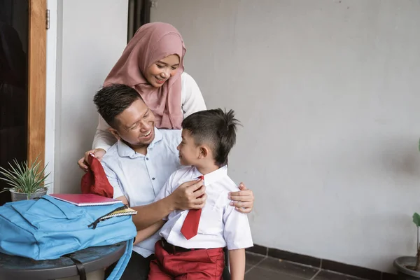 学校の制服を着た子供を持つインドネシアの家族 — ストック写真