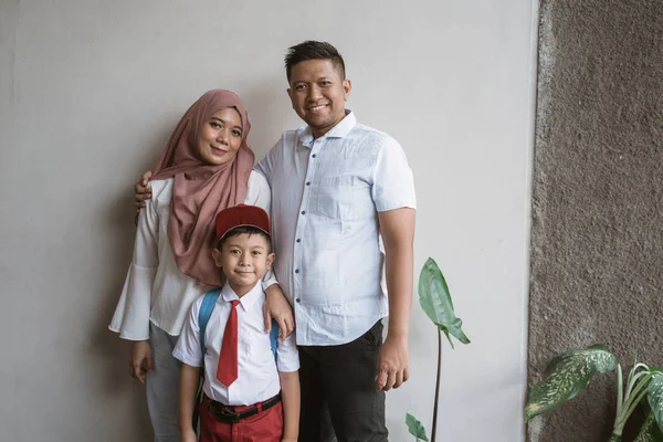 Familia indonesia con niño vistiendo uniforme escolar —  Fotos de Stock