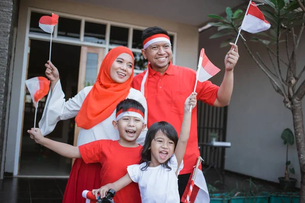 Perayaan hari kemerdekaan dengan keluarga di rumah — Stok Foto