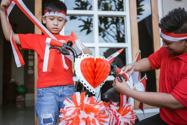 Ayah dan anak mendekorasi sepeda untuk kompetisi di indonesia hari kemerdekaan — Stok Foto