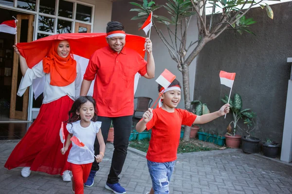 Keluarga indonesia bersemangat dengan bendera bersama-sama — Stok Foto