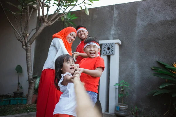 Tirón de la guerra durante la celebración del día de la independencia de Indonesia — Foto de Stock