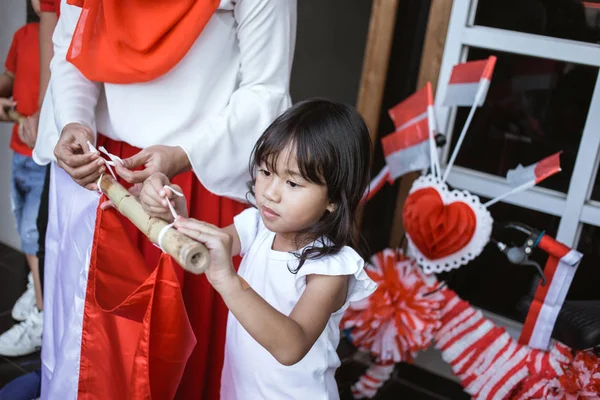 Keluarga yang mendekorasi rumah mereka untuk hari kemerdekaan indonesia — Stok Foto