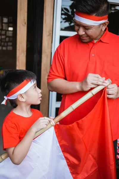 Ayah dan anak mempersiapkan bendera indonesia — Stok Foto