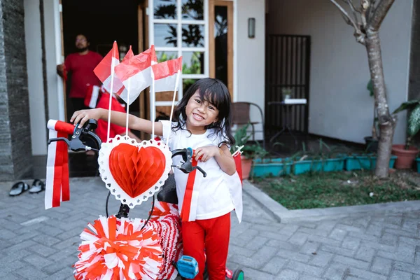Gadis indonesia dengan sepeda dihiasi nya penuh bendera indonesia — Stok Foto