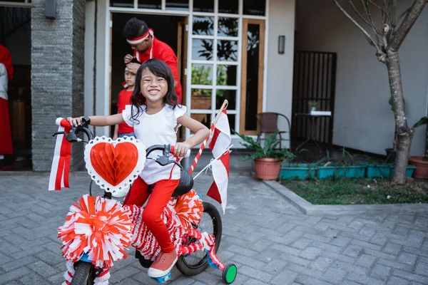 Menghiasi sepeda untuk perayaan hari kemerdekaan indonesia — Stok Foto