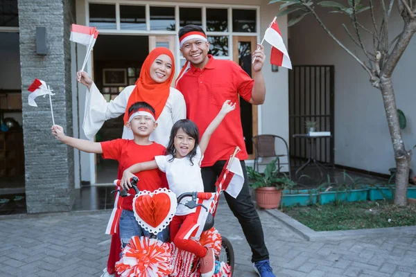 Perayaan hari kemerdekaan dengan keluarga di rumah — Stok Foto