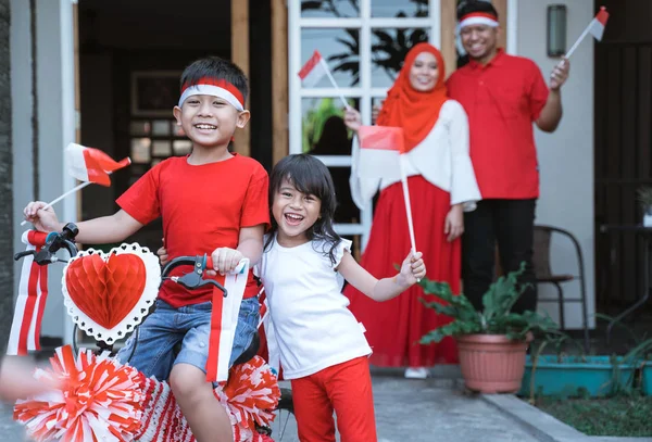 Anak-anak indonesia hari kemerdekaan dengan dihiasi sepeda — Stok Foto