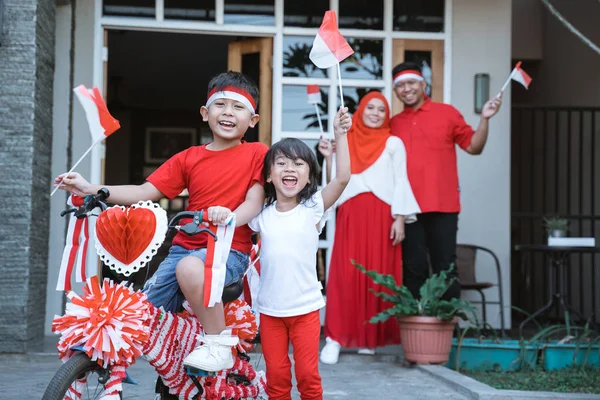 Keluarga asia mendekorasi sepeda bersama-sama — Stok Foto