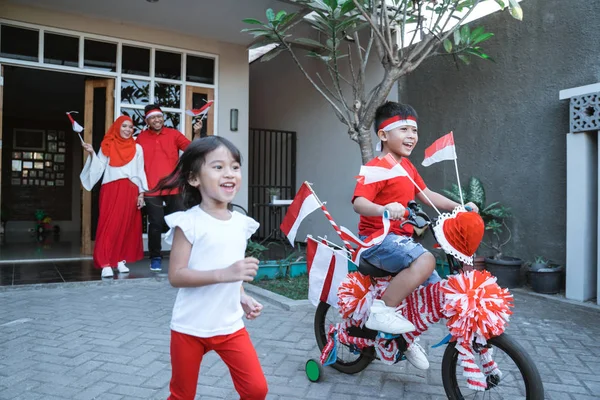 Anak-anak indonesia hari kemerdekaan dengan dihiasi sepeda — Stok Foto