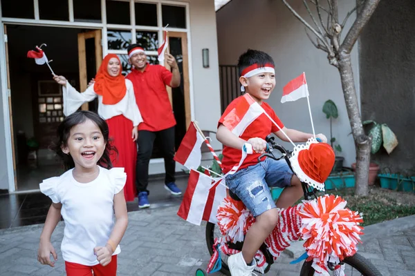 Anak-anak indonesia hari kemerdekaan dengan dihiasi sepeda — Stok Foto