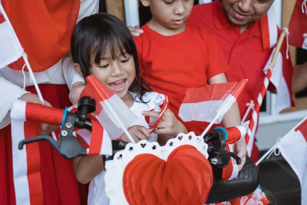 Asiatico famiglia decorazione bicicletta insieme — Foto Stock