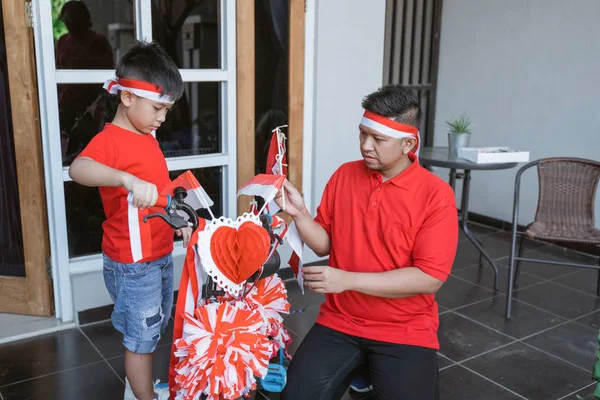 Ayah dan anak mendekorasi sepeda untuk kompetisi di indonesia hari kemerdekaan — Stok Foto