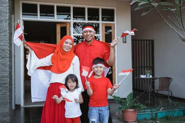 Keluarga indonesia bersemangat dengan bendera bersama-sama — Stok Foto