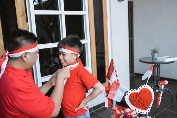 Ayah membantu anaknya untuk mempersiapkan untuk hari indonesia — Stok Foto