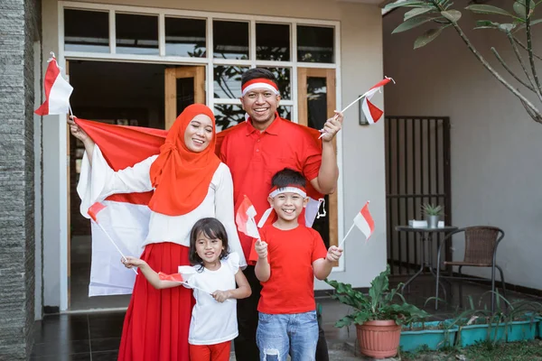 Keluarga merayakan hari kemerdekaan indonesia bersama membawa bendera — Stok Foto