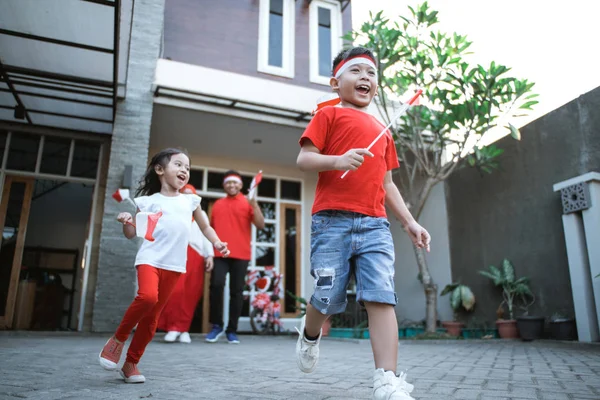 Familia celebrando el día de la independencia indonesia junto con la bandera —  Fotos de Stock