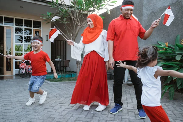 Njut av Indonesiens nationaldag med familjen tillsammans — Stockfoto
