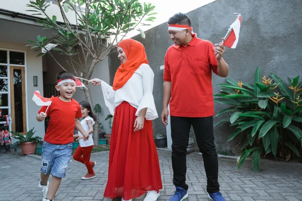 Menikmati hari nasional indonesia dengan keluarga bersama — Stok Foto