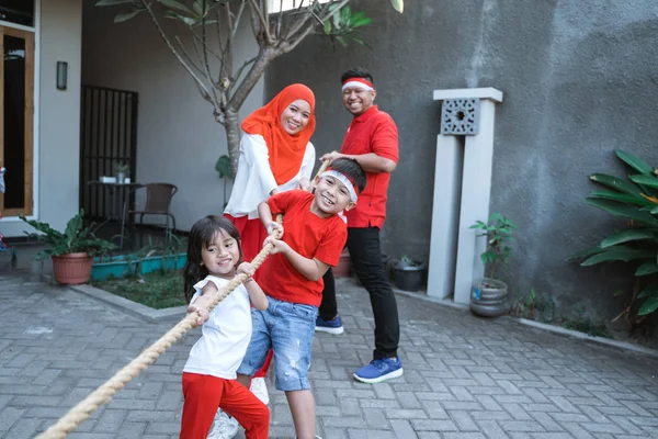 Lomba Tarik tambang. Indonesien dragkamp — Stockfoto