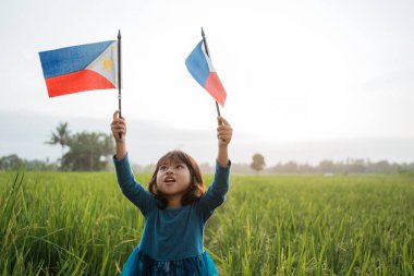 ulusal bayrak ile phillipine çocuk