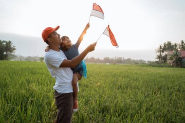 babası ile endonezyalı çocuk ulusal bayrak ile oynamak