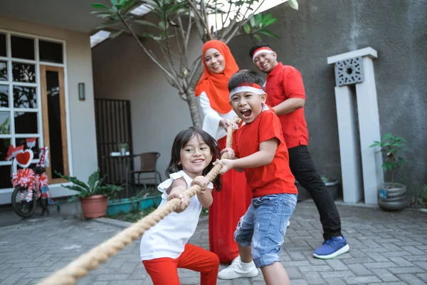 Touwtrekken tijdens de viering van de onafhankelijkheidsdag in Indonesië — Stockfoto
