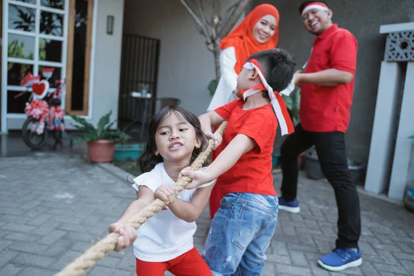 Lomba Tarik tambang. Indonesien dragkamp — Stockfoto
