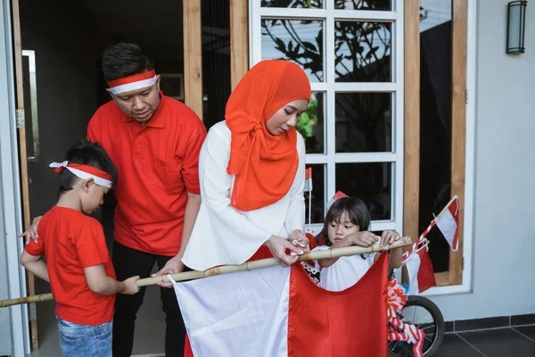 Keluarga mempersiapkan bendera indonesia — Stok Foto