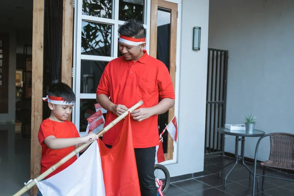 Keluarga mempersiapkan bendera indonesia — Stok Foto