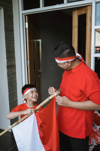 Keluarga mempersiapkan bendera indonesia — Stok Foto