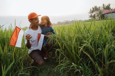babası ile endonezyalı çocuk ulusal bayrak ile oynamak