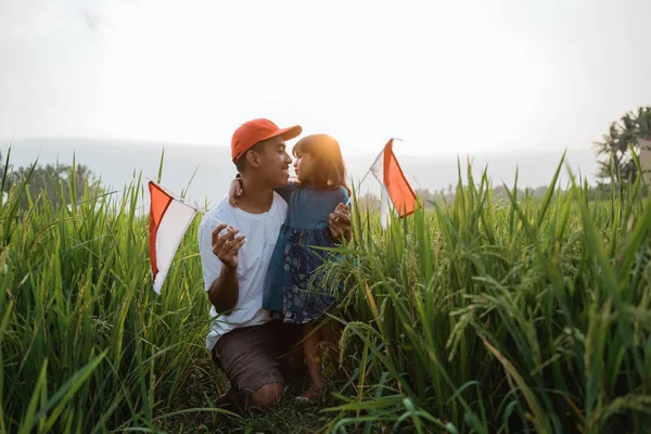 Indonesisch kind met vader spelen met nationale vlag — Stockfoto