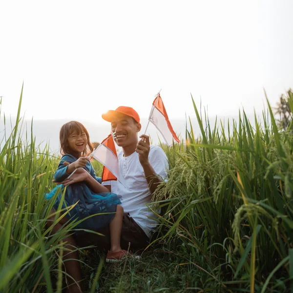Ινδονησιακή παιδί με τον πατέρα παίζει με την εθνική σημαία — Φωτογραφία Αρχείου