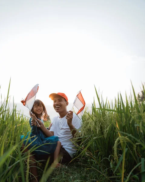 Indonesisk unge med fader lek med medborgare sjunker — Stockfoto