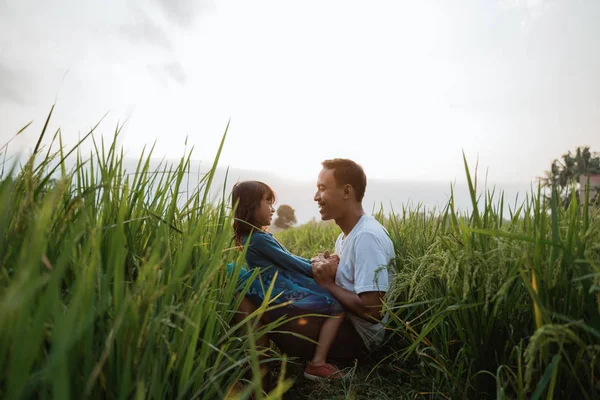 Daughter and father bonding outdoor enjoy — Stock Photo, Image