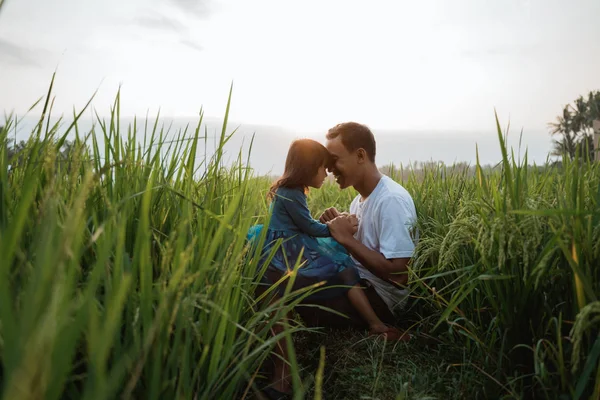 Filha e pai de ligação ao ar livre desfrutar — Fotografia de Stock