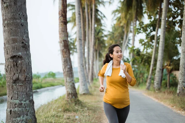 Gravid kvinna i hennes trimestern Workout utomhus — Stockfoto