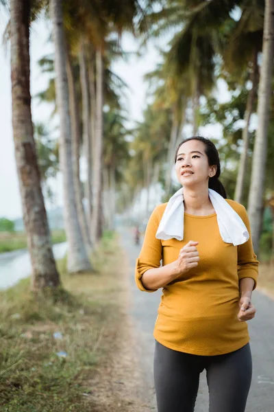 Gravid kvinna jogging utomhus i naturen — Stockfoto
