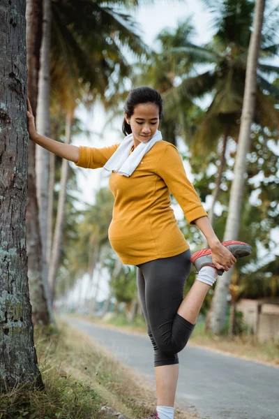 Mujer embarazada haciendo ejercicio al aire libre —  Fotos de Stock