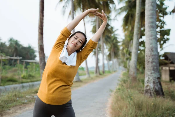 Mujer embarazada en su entrenamiento de trimestre al aire libre — Foto de Stock