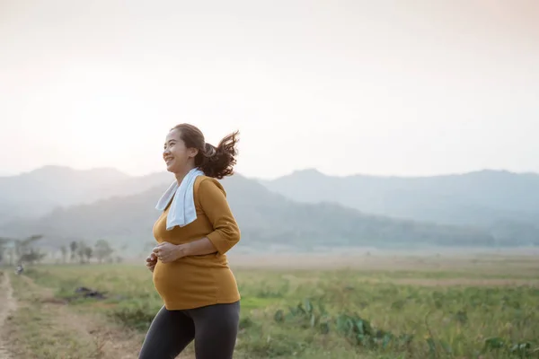 Здоровые беременные женщины спорт на открытом воздухе — стоковое фото