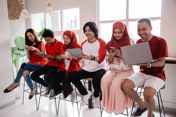 Jonge mensen die samen zitten met hun eigen gadget — Stockfoto