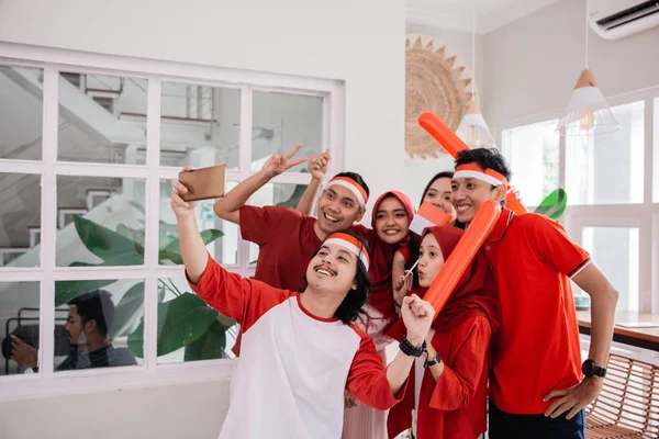 Gente asiática celebrando el Día de la Indonesia — Foto de Stock