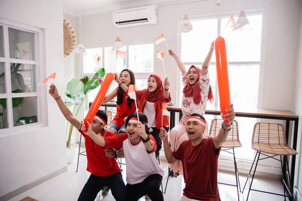 Juventude indonésia celebrando o dia da independência nacional vestindo vermelho e branco — Fotografia de Stock