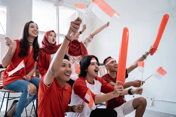 Juventude indonésia celebrando o dia da independência nacional vestindo vermelho e branco — Fotografia de Stock