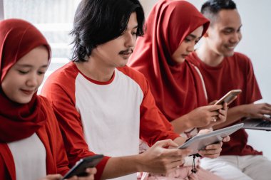 gençler kendi gadget kullanarak birlikte oturuyor