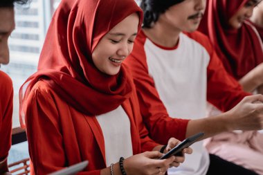 gençler kendi gadget kullanarak birlikte oturuyor