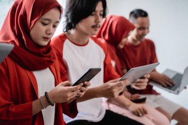 gençler kendi gadget kullanarak birlikte oturuyor